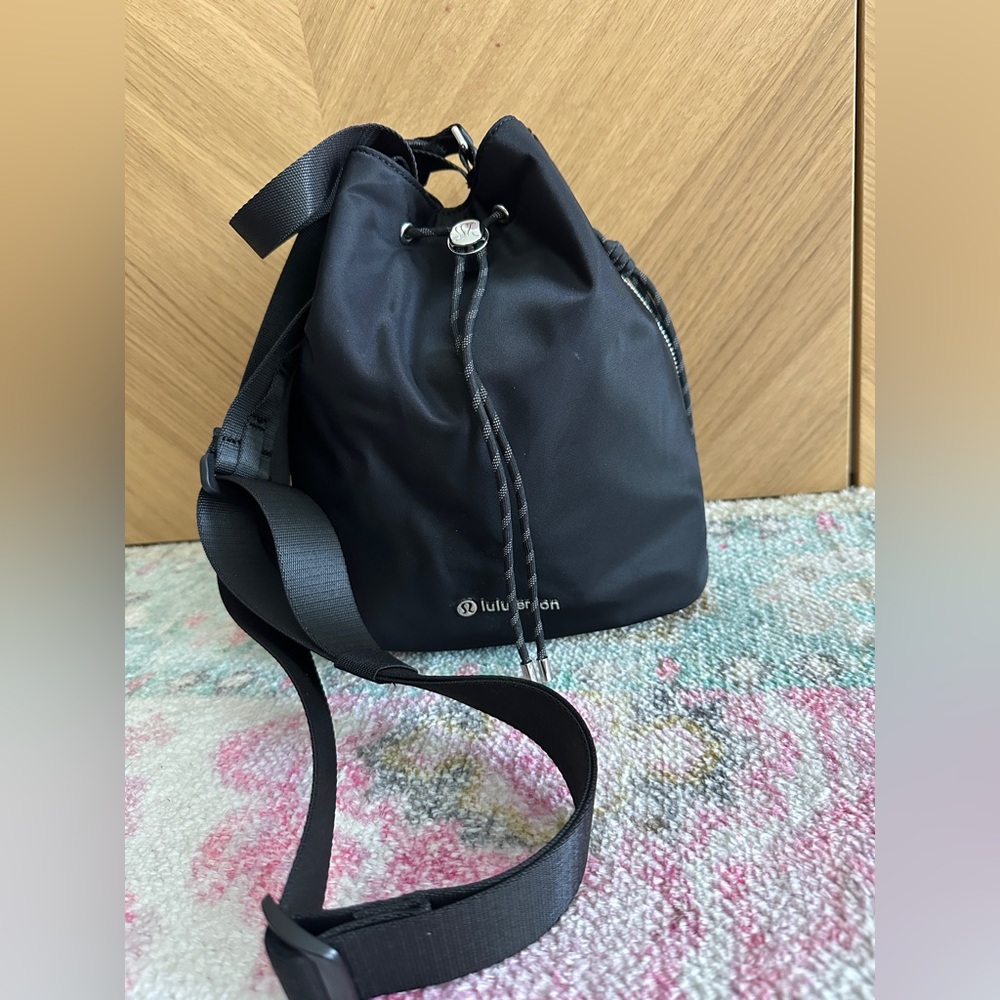 lululemon Black Drawstring Bucket Crossbody Bag 5L - Picture 5 of 6